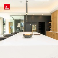 Armoires de cuisine en bois massif Alland Contemporary, gris foncé, en frêne naturel teinté, avec dessus en marbre et luminaires suspendus