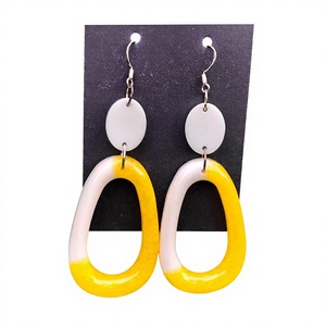 Boucles d'oreilles créoles fantaisie en résine acrylique forme corail, bijoux de luxe pour femme, motif végétal rouge, boucles d'oreilles tendance - Product Image 5