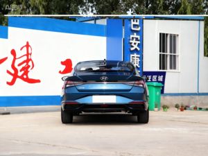 La <span class=keywords><strong>Hyundai</strong></span> Elantra 1.5L CVT LUX Ultimate Edition 2021 è una berlina compatta. - Product Image 5