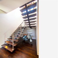 Escalier moderne à poutre centrale en acier au carbone, marches en bois, garde-corps en verre pour projet intérieur de villa