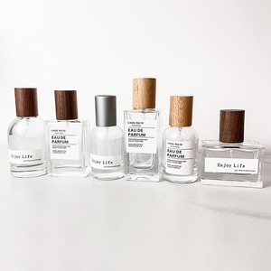 Flacon pulvérisateur de parfum en verre transparent carré rechargeable de 30 ml et 50 ml, flacons de parfum de voyage avec bouchon en bois - Product Image 2