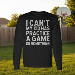 Camiseta de manga larga para papá y mamá: No puedo evitar que mi hijo haga ejercicio o juegue. - Product Image 3