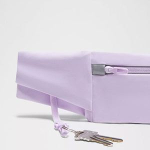 กระเป๋าคาดเอวกันน้ำแบบสะท้อนแสงสีม่วงพร้อมซิปปิด  สำหรับปั่นจักรยาน ออกกำลังกาย ใส่โทรศัพท์ได้ เหมาะสำหรับทุกเพศ - Product Image 5