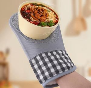 Vente flash : Gants et maniques de cuisine en silicone et coton résistants à la chaleur, à pois, pour barbecue et grillades - Product Image 4