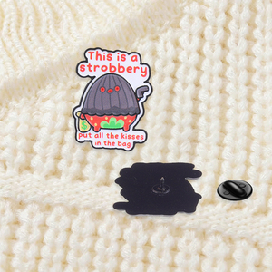 Spilla smaltata divertente con pun ridda a tema fragola e banda, con il messaggio 'This Is A Strobbery Put All The Kisses In The Bag', distintivo da risvolto, gioiello regalo - Product Image 3
