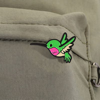 Creatieve natuur kolibrie emaille broche vliegende vogelvorm metalen badge wildlife thema accessoire voor kleding rugzak denim