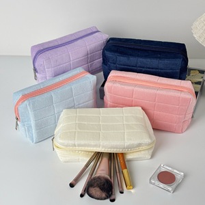 <b>Large</b> Capacity <b>Plush</b> Cosmetic Bag With Zipper Closure Solid Color Quilted Pattern Travel Toiletry Storage Pouch For Home Use - Product Image 1