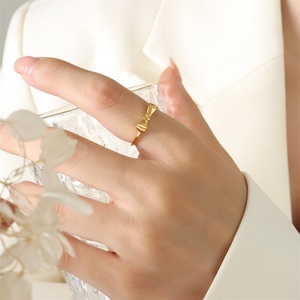 Anillo de Moda Sencillo Chapado en Oro de 18k, Anillo Delicado de Acero Inoxidable con Lazo - Product Image 2