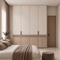 Dressing contemporain sur mesure, armoire en bois du sol au plafond avec détails à lattes pour chambre à coucher