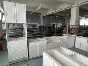 การออกแบบตู้ครัวภาพวาดไม้และสีขาวแบบคลาสสิกระดับไฮเอนด์แบบกําหนดเองขนาดเล็ก - Product Image 2