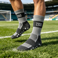 Chaussettes de football en coton tricoté OEM, confortables, pour le sport, la gym, avec grip, pour hommes, personnalisées, respirantes, en mesh, antidérapantes.