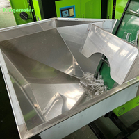 Vollautomatische Hochgeschwindigkeits-2500-3000BPH 2-Kavitäten-PET-Wasserflaschen-Blasformmaschine mit Edelstahlrahmen und Langer Lebensdauer