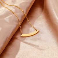 Nuevo Estilo de Collares de Oro de 18k para Grabar, Collares de Acero Inoxidable con Letras, Collares Personalizados con Colgante de Tira Larga Curvada