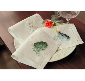 Servilletas de Cóctel de Lino con Diseño de Frangipani Isleño – Servilletas Reutilizables 100% Lino Natural, Diseño Floral Tropical para Bar, Fiesta - Product Image 1