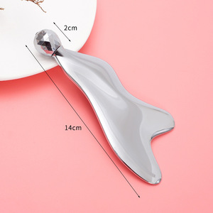 Tabla de masaje de aleación de zinc con forma de pez, herramienta de belleza manual para cuidado personal y puntos de acupuntura - Product Image 1