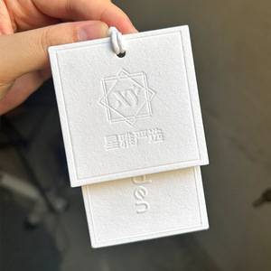 Étiquettes de vêtements <span class=keywords><strong>en</strong></span> <span class=keywords><strong>carton</strong></span> personnalisées de haute qualité avec logo <span class=keywords><strong>en</strong></span> relief et étiquettes suspendues avec couleur personnalisée et forme rectangulaire - Product Image 3