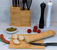 Un support de rangement pour ustensiles de cuisine en bois naturel, qui peut contenir des couteaux et des fourchettes, et est utilisé pour organiser le comptoir.