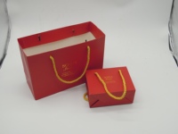 Fournisseur de sacs cadeaux en papier personnalisés Tampon à chaud Logo de sa propre marque Boîte et sac en papier pour bijoux de luxe haut de gamme pour vin rouge