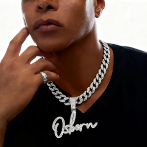 จี้ตัวอักษรแบบฮิปฮอปสไตล์ยุโรปอเมริกัน ประดับเพชรเต็มตัว ทำจากทองแดง พร้อมสร้อยไม้ไผ่ ดีไซน์เฉพาะตัว สไตล์อินสตาแกรม สำหรับผู้ชายและผู้หญิง พร้อมสลักชื่อ - Product Image 1