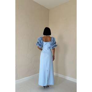 Elegante Vestido de Noche Azul Celeste de Satén con Cuello Cuadrado, Espalda Descubierta, Cintura Natural y Mangas Abullonadas - Product Image 1