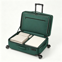 Valise à roulettes souple en tissu vert avec ouverture par le dessus, compartiment profond, poche avant et serrure à combinaison