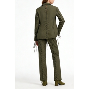 Traje de Mujer con Detalle de Cordones - Conjunto de 2 Piezas con Pantalones Ajustados y Acampanados, Ropa de Mujer, Conjuntos de Mujer, Moda - Product Image 2