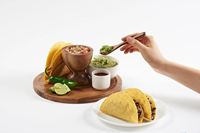 Accessoires de cuisine de luxe pain rond en acacia snacks plateau de service en bois assiettes et bols