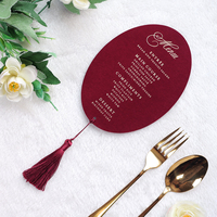 Carte de menu de mariage ovale 5*7 pouces en velours bordeaux avec invitation de mariage en feuille d'or et pompon