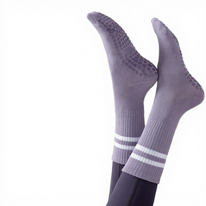 Chaussettes de yoga et de Pilates pour femmes, antidérapantes, avec logo personnalisé BiLu OEM, motif à volants, pour la vente en gros - Product Image 1