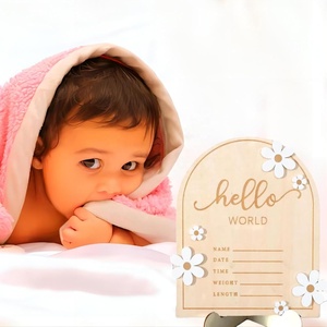 Tarjetas de madera rústicas para marcar los hitos del bebé con diseño grabado de 'Hola Mundo' para baby showers - Product Image 3