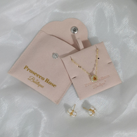 Vente en gros de pochette d'enveloppe de bijoux en microfibre personnalisée pour collier, bracelet, sac à bijoux avec logo personnalisé
