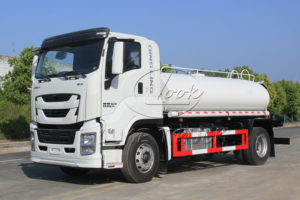 Camión de Saneamiento Municipal ISUZU 4X4 de 12000L, Camión Cisterna para Riego de Calles - Product Image 4