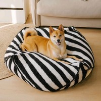 Vente en gros usine : Lit pour chien et chat apaisant, type pouf, à rayures et forme polygonale, amovible et lavable, et accessoires pour animaux de compagnie