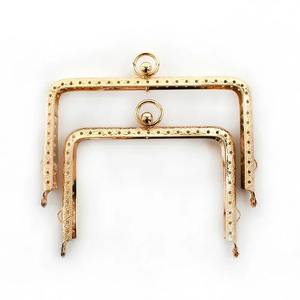 Deepeel BS213 11cm bricolage accessoires de <span class=keywords><strong>couture</strong></span> femmes portefeuille en relief alliage carré sac à main cadre baiser fermoir sac cadre sac à main poignées - Product Image 3