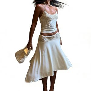 Ensemble deux pièces OEM personnalisé en dentelle texturée ivoire, comprenant un crop top sans manches et une jupe midi fendue, pour tenue de soirée formelle ou de rendez-vous galant - Product Image 3