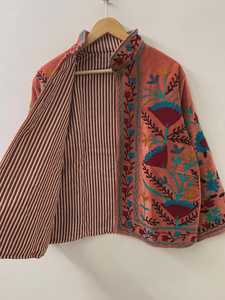 เสื้อแจ็คเก็ตผ้ากำมะหยี่ลายสัตว์ปักมือสไตล์ซูซานี โบโฮชิค เสื้อคลุมฤดูหนาวสไตล์ชาติพันธุ์ แต่งกระดุม งานแฮนด์เมด ของขวัญ - Product Image 6