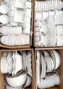 Liquidation d'usine : Service de table en céramique blanche pure avec dentelle gaufrée, comprenant <span class=keywords><strong>assiettes</strong></span>, bols et tasses, vente mixte par carton. - Product Image 5