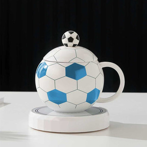 Tasse à café en céramique en forme de ballon de football 3D créative, couleurs assorties, avec couvercle, cadeau pour les fans de sport, compatible lave-vaisselle, vente en gros - Product Image 3