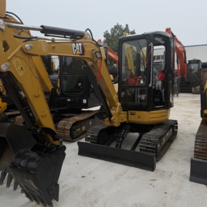 Excavatrice hydraulique Caterpillar 303.5E d'occasion, modèle 2022, seconde main, capacité de la benne de 0,12 m³, moteur, boîte de vitesses et pompe de 3,5 tonnes. - Product Image 1