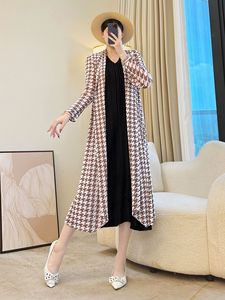 Abrigo plisado para mujer-Gabardina elegante estampada de moda de talla grande al por mayor-Se aceptan pedidos personalizados - Product Image 3