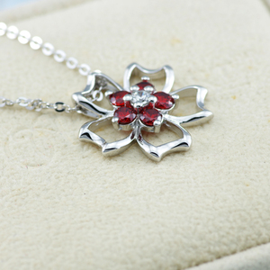 Collana da donna moderna moda raffinata con ciondolo in Silber gioielli 925 Argent a forma di fiore rubino con fascino rodiato - Product Image 3
