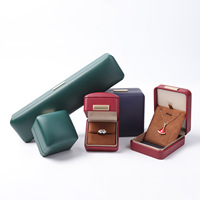 Boîte à bijoux rectangulaire en cuir PU à coins arrondis, étiquette dorée, personnalisable en usine, pour accessoires, bagues, boucles d'oreilles, bracelets, emballage