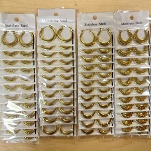 Pendientes de Aro Texturizados de Acero Inoxidable con Baño de Oro de 18K, Paquete a Granel, Múltiples Diseños: Cóncavos, Convexos, Retorcidos, Ondulados, Tipo Huggie - Product Image 2