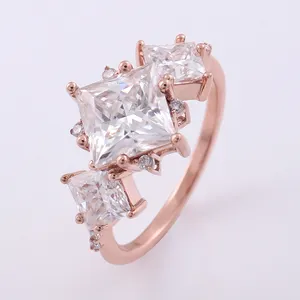 Grosir 18K Emas Padat Potongan Putri 7Mm * 7Mm Tiga Batu Pertunangan Berlian Moissanite Cincin Wanita dengan Sertifikat GRA