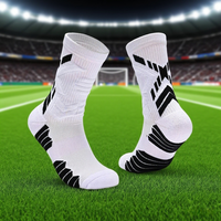 Chaussettes de football personnalisables Chaussettes de football d'équipe Chaussettes d'automne tricotées et antidérapantes de style athlète avec logo personnalisé sur la manchette