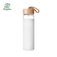 Bouteille d'eau en verre borosilicate écologique de haute qualité RAYKO 550ML avec infuseur en bambou et manchon en silicone certifiée CE