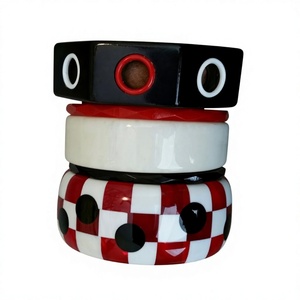 Nuevo Brazalete de Resina Roja Esculpida, Diseño Circular Artístico, Forma Redonda, Pieza de Joyería Decorativa Coleccionable para Mujer - Product Image 3