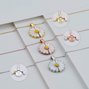 Collana con Ciondolo Rotante in Ottone Placcato Oro, Best Seller Mondiale, con Catena a Maglie per Occasioni Speciali - Product Image 1