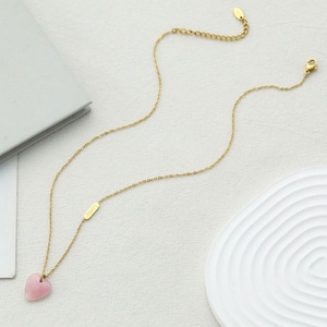 Collar de Corazón de Piedra Natural Rosa con Baño de Oro de 18k, de Acero Inoxidable, Resistente al Agua y al Deslustre, con Logotipo Personalizado para Mujer - Product Image 5