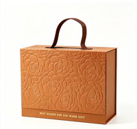 Boîte cadeau rigide de luxe en papier, imprimée quadricolore, avec poignée et fermeture magnétique à rabat, motif rose gaufrée, recyclable, pour mariage